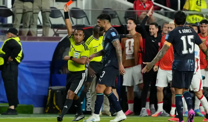 Türkiye-Paraguay maçında neden kırmızı kart çıktı? Ağzını kapatarak konuşma kuralı nedir?