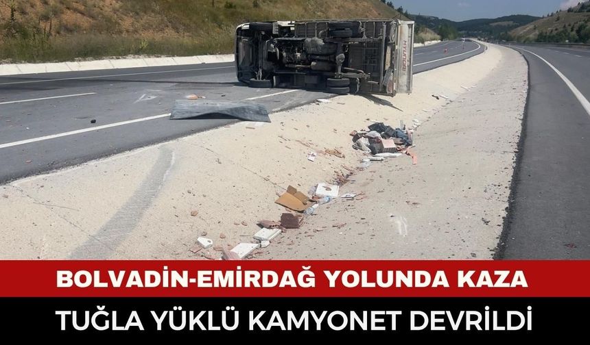 Tuğla Yüklü Araç Savrulup Devrildi: Sürücü ve Yolcular Yaralandı