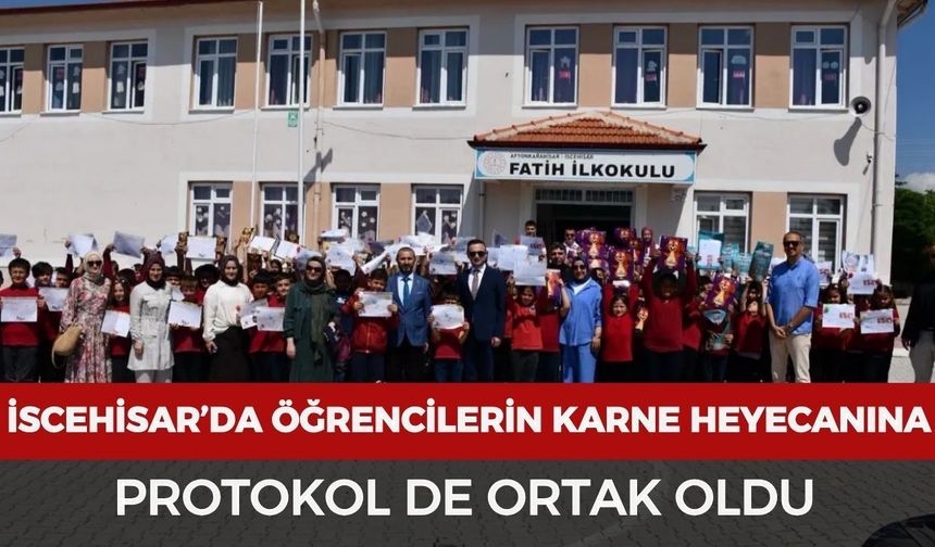 İscehisar’da karne heyecanına protokol de ortak oldu