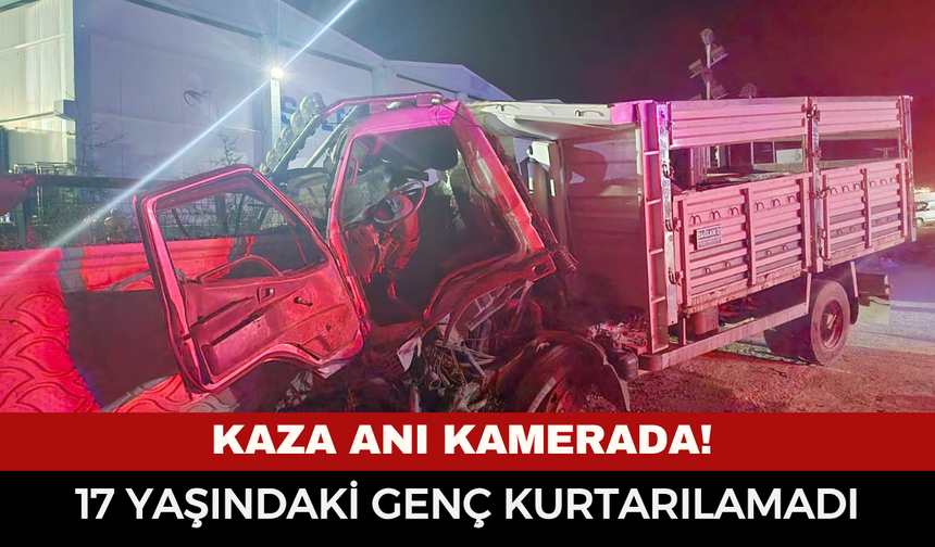 Kaza anı kamerada! Traktöre çarpan kamyon duvarı yıktı: İşçiler panikle böyle kaçtı...