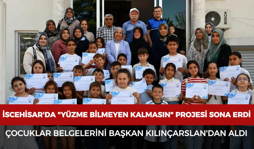 İscehisar'da "Yüzme Bilmeyen Kalmasın" projesi sona erdi: Çocuklar belgelerini Başkan Kılınçarslan'dan aldı