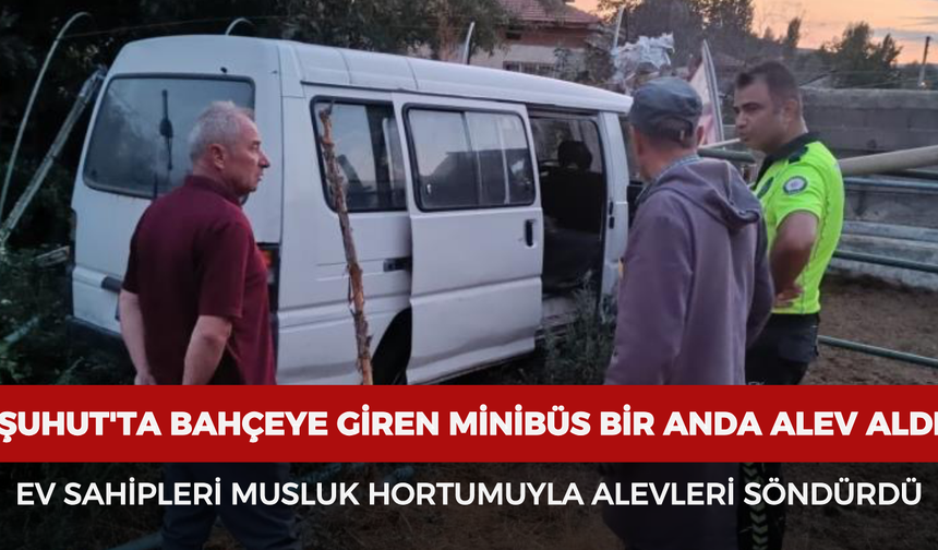 Şuhut'ta bahçeye giren minibüs bir anda alev aldı: Ev sahipleri musluk hortumuyla alevleri söndürdü