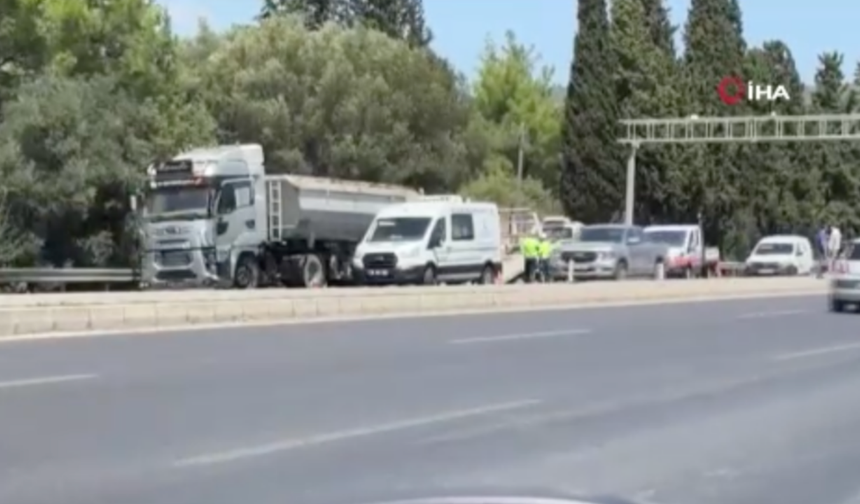İzmir'de Feci Kaza! Bornova'da Tıra Arkadan Çarpan Kamyonet Sürücüsü Olay Yerinde Can Verdi